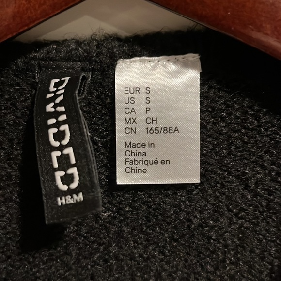 H&M cardigan, fun pattern, black and white size small runs oversized - Picture 2 of 3